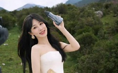 李诞与美女街头亲密互动